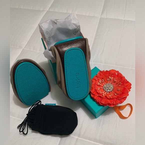 Tieks Shoes - Classic Tieks in Taupe Nappa
Leather. Flats Shoes Size 10.